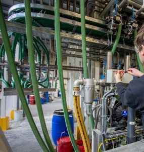 de loodgieter van vandaag is een volwaardige installatiemonteur en ambachtelijke kwaliteiten